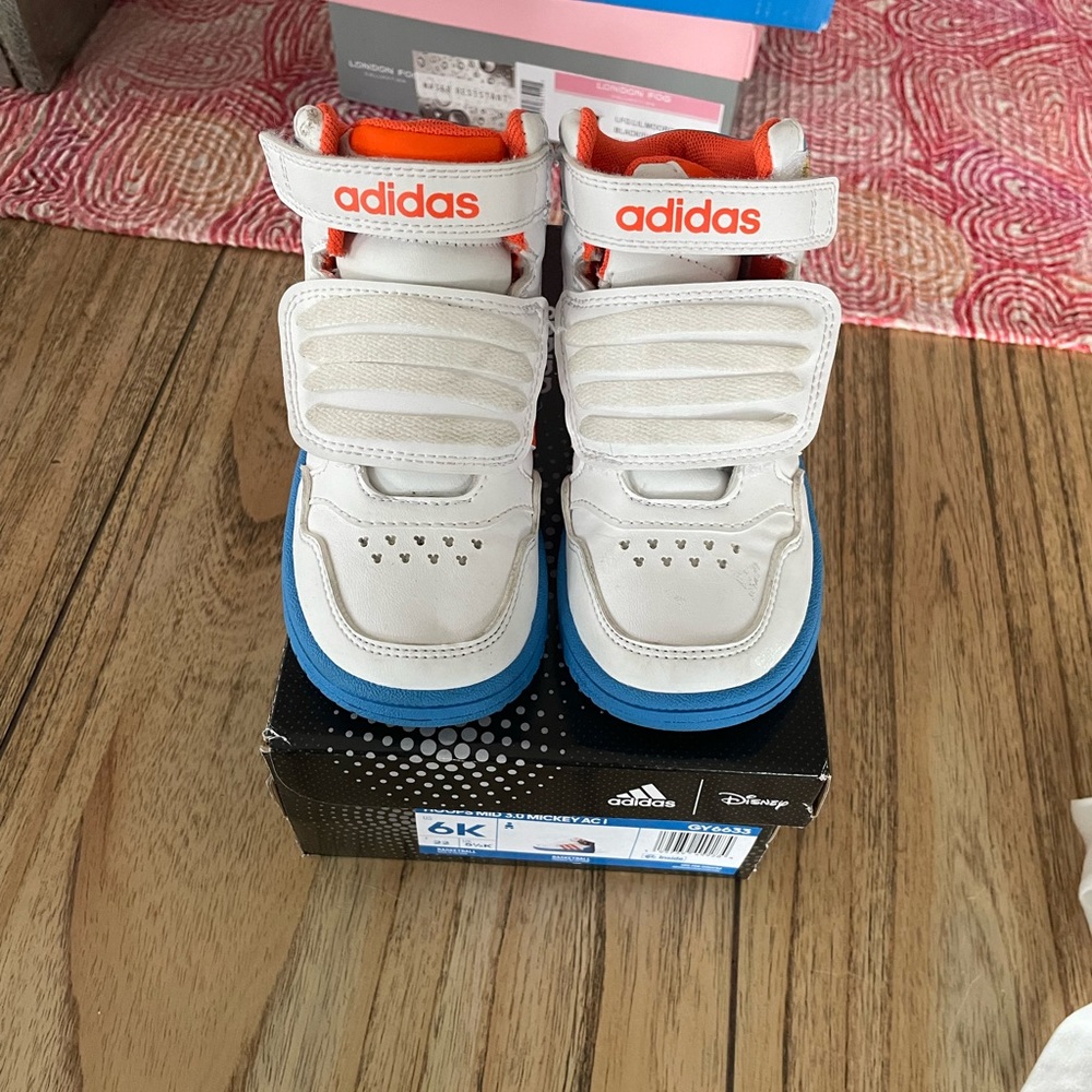 Adidas Sneakers